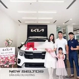 Kia Phú Thọ - Hỗ trợ khách kiểm tra xe trước khi nhận.