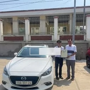Kia Phú Thọ - Khách hàng nhận xe sau khi hoàn tất thủ tục.