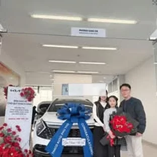 Kia Phú Thọ - Khách hàng tham khảo xe thực tế tại Phù Ninh.